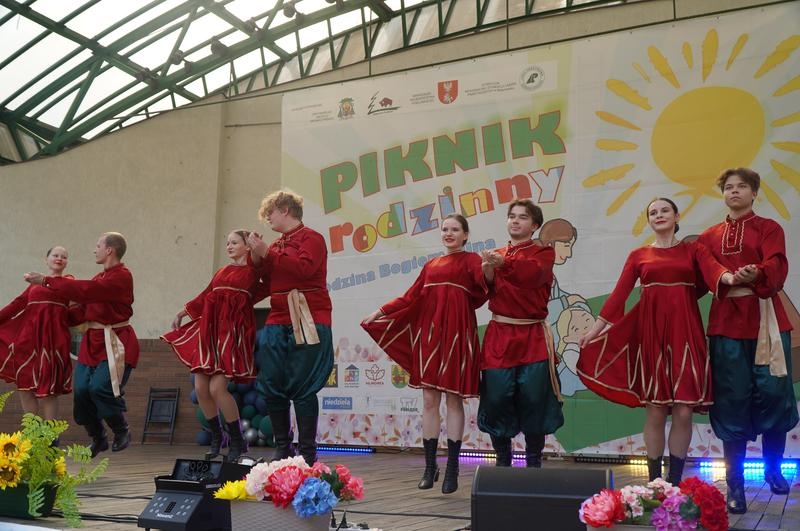 występ zespołu tańca ludowego