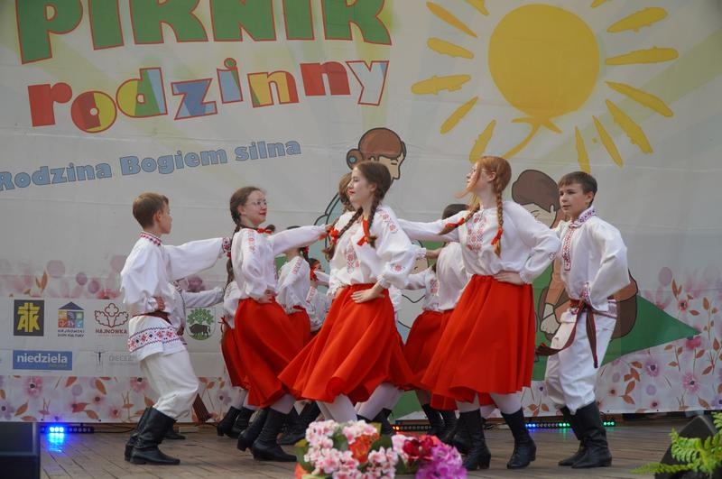 występ zespołu tańca ludowego