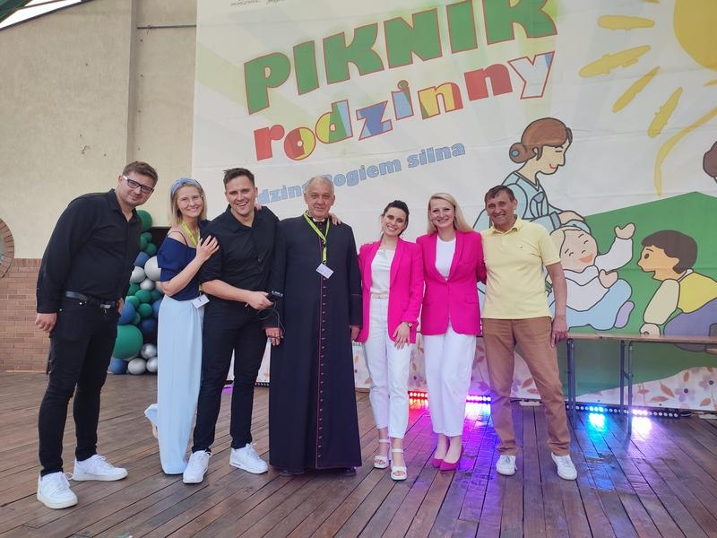 zdjęcie pamiątkowe z zespołem