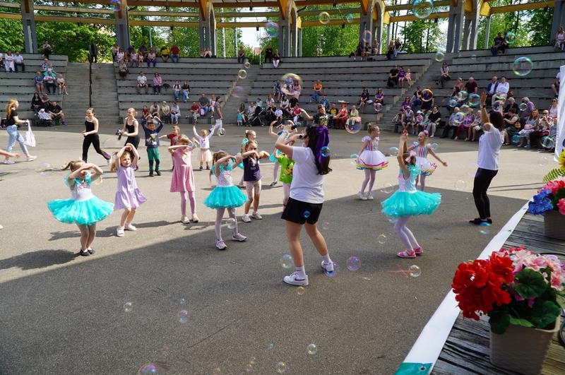 zabawy na płycie amfiteatru