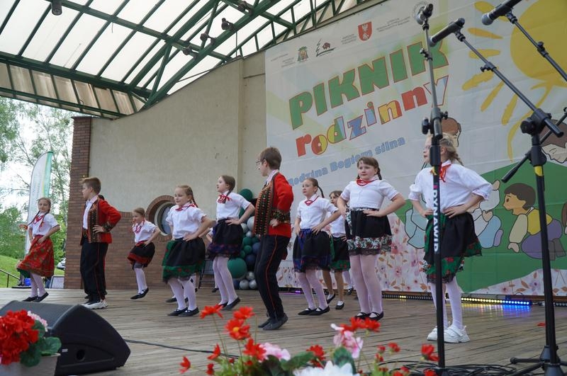 występ zespołu tańca ludowego