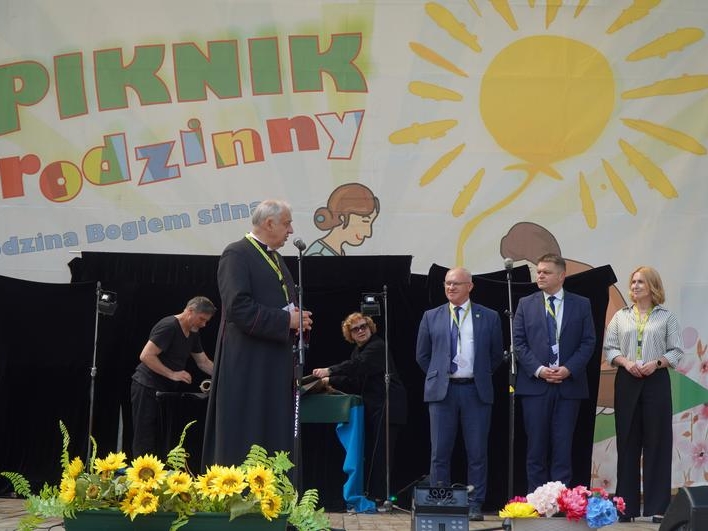 Przy mikrofonie proboszcz parafi. Na scenie stoą również: starosta hajnowski, burmistrz i zastępca burmistrza