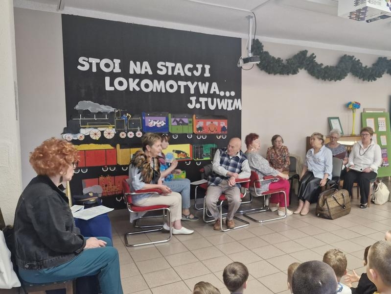 aktorzy występują przed dziećmi