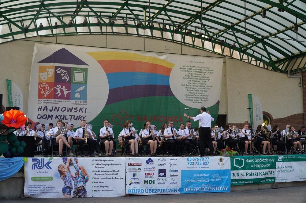 orkiestra dęta występuje na scenie amfiteatru