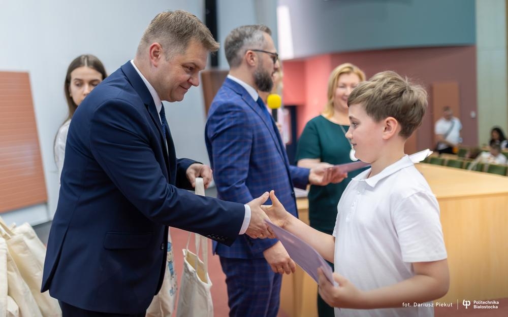 Burmistrz miasta Hajnówka wręcza dzieciom dyplomy