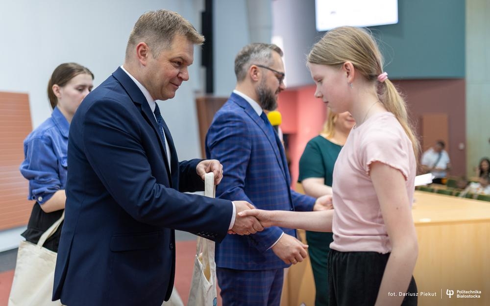 Burmistrz miasta Hajnówka wręcza dzieciom dyplomy