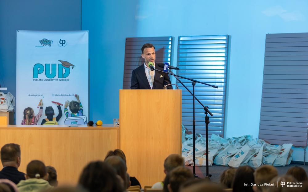 mężczyzna przy mikrofonie