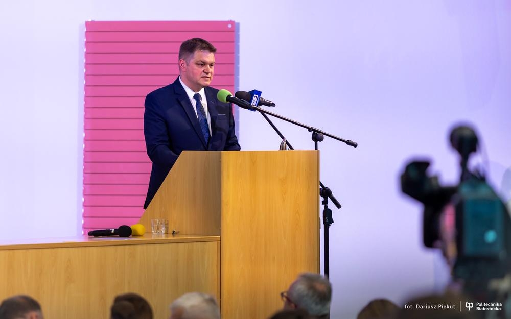 Burmistrz Miasta Hajnówka przy mikrofonie