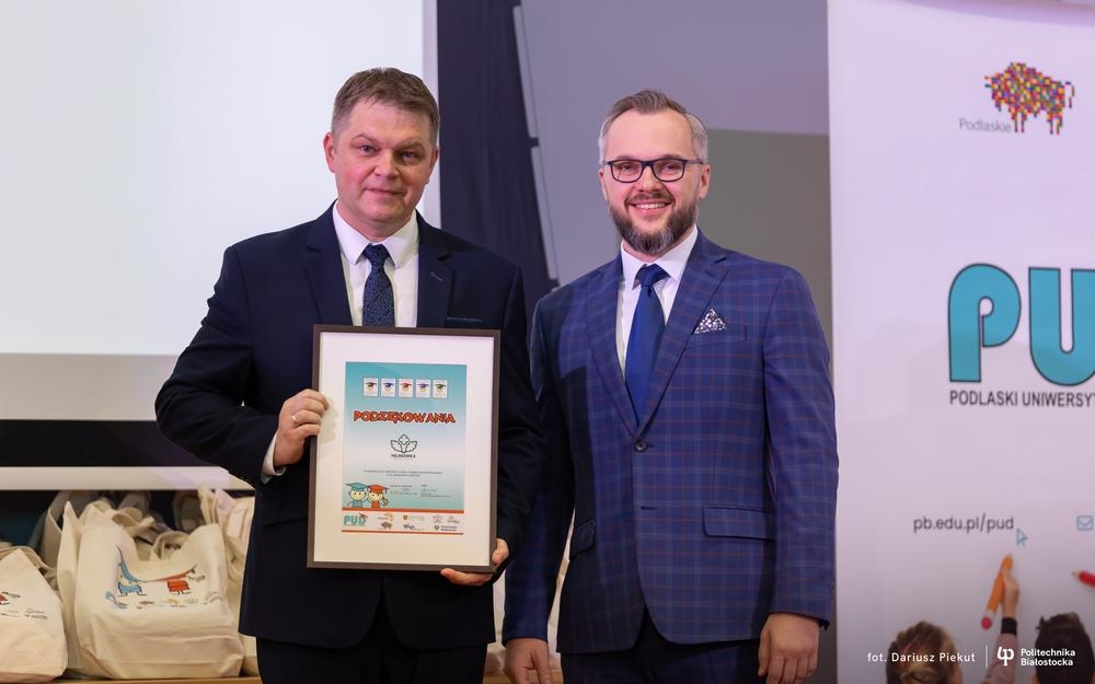 Burmistrz prezentuje dyplom Podzieowania za udział w HUD