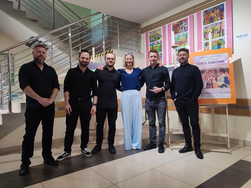 kierownik artystyczny HDK i zespół instrumentalny pozują do zdjęcia