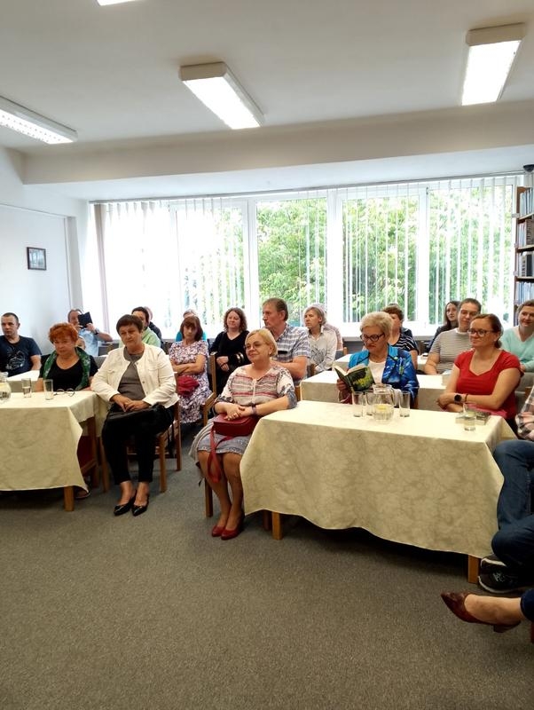 słuchacze siedzący przy stolikach