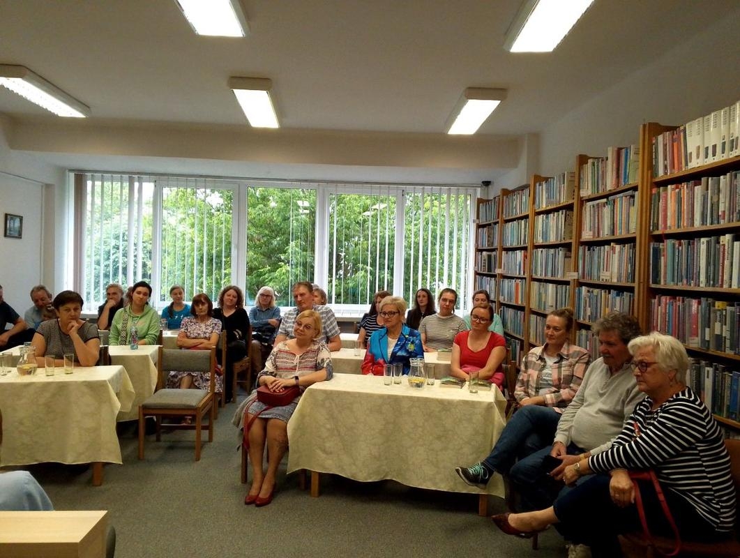 słuchacze zebrani w czytelni miejskiej