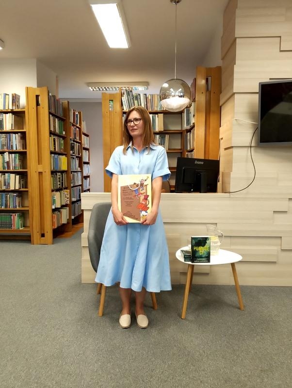 kobieta tryzma torbę z podarunkiem