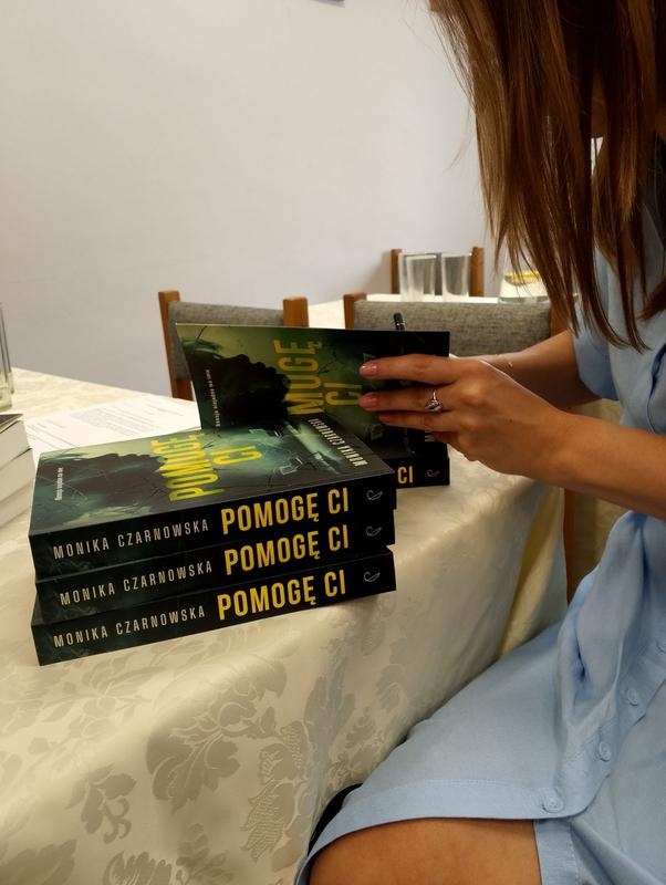 kobieta podpisuje książki