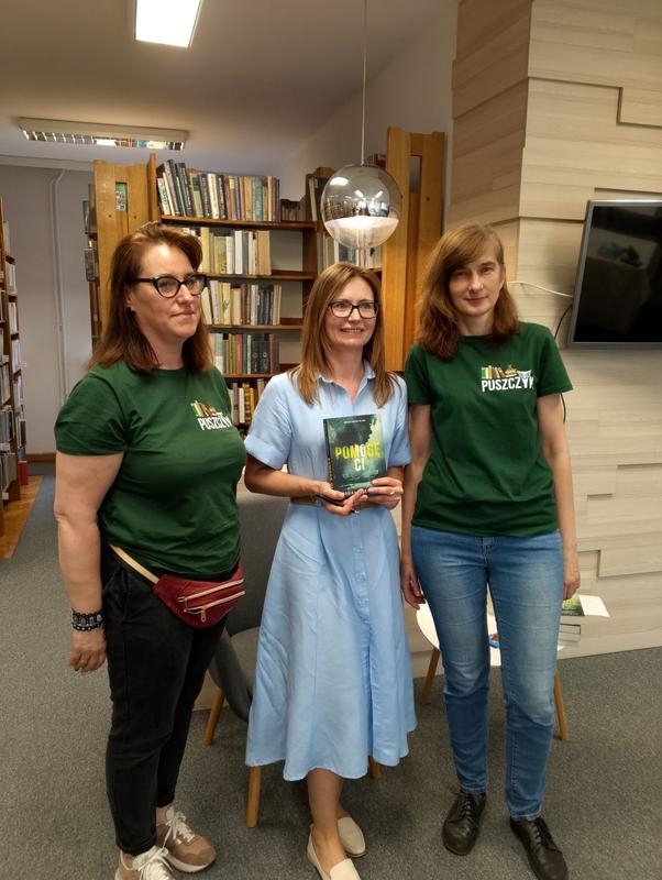 trzy kobiety. jedna trzyma książkę