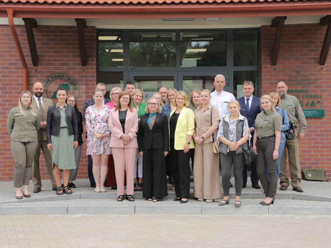 zdjęcie grupowe uczestników spotkania przed budynkiem Ośrodka Stacja