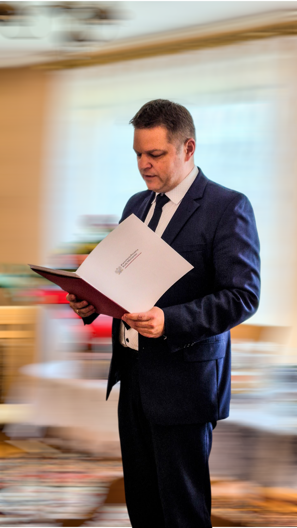 Burmistrz Miasta odczytuje list gratulacyjny