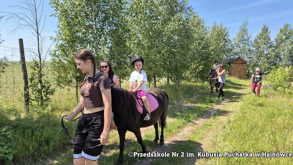 dzieci podczas zwiedzania konnego zakątka