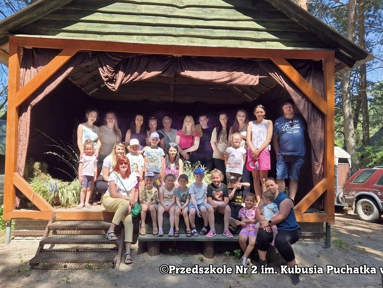 zdjęcie grupowe dzieci z opiekunami pod wiatą