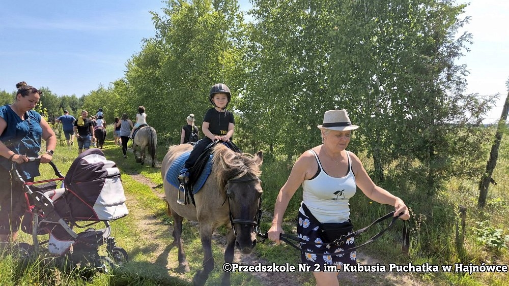 dzieci jadą na koniach