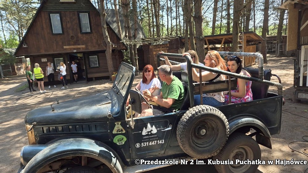 dzieci siedzą w samochodzi terenowym