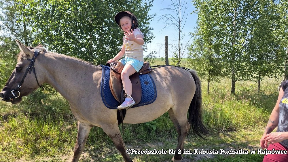 dziecko na koniu
