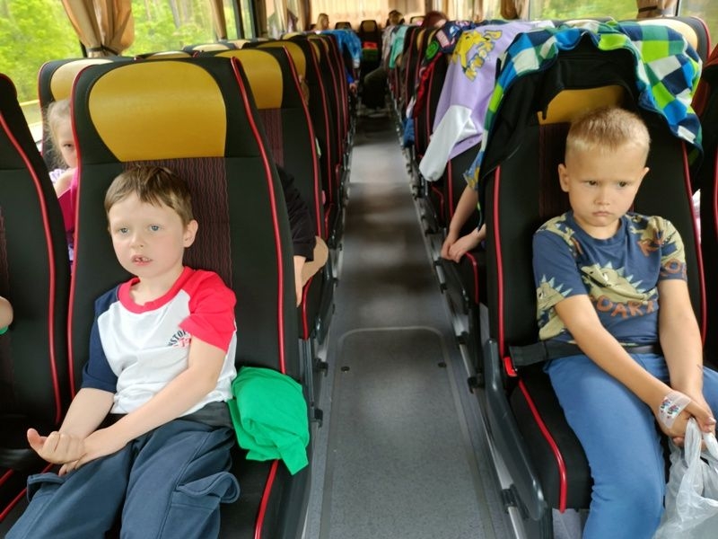 dzieci siedzą w autokarze