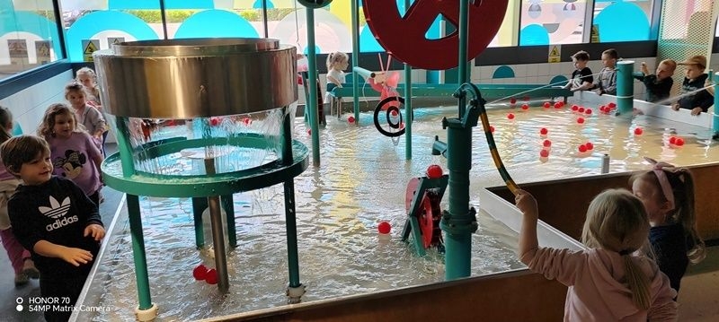 dzieci bawią się w Strefie Małego Odkrywcy