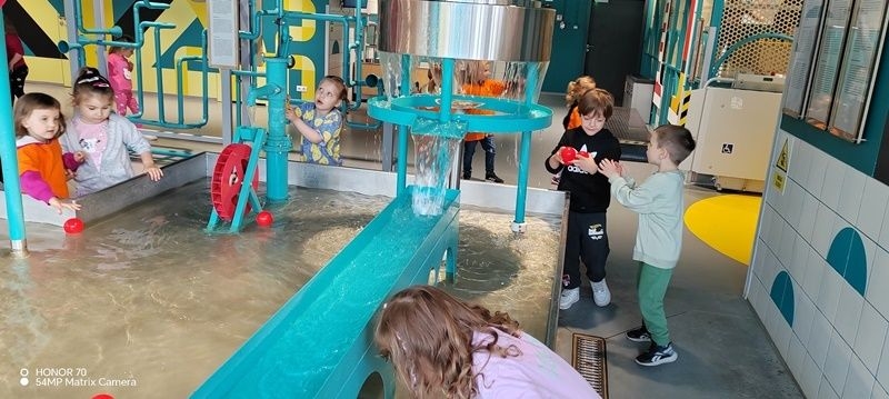 dzieci bawią się w Strefie Małego Odkrywcy