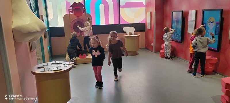 dzieci bawią się w Strefie Małego Odkrywcy