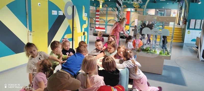 dzieci bawią się w Strefie Małego Odkrywcy