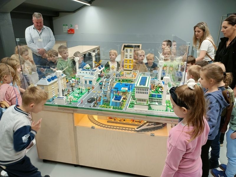 starsze dzieci korzystają z atrakcji wystawy głównej EPI Centrum Nauki