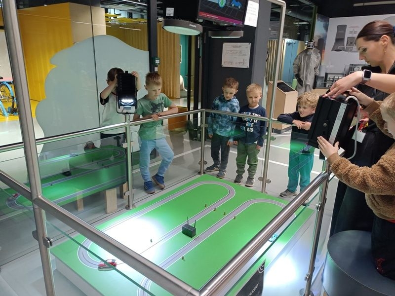 starsze dzieci korzystają z atrakcji wystawy głównej EPI Centrum Nauki