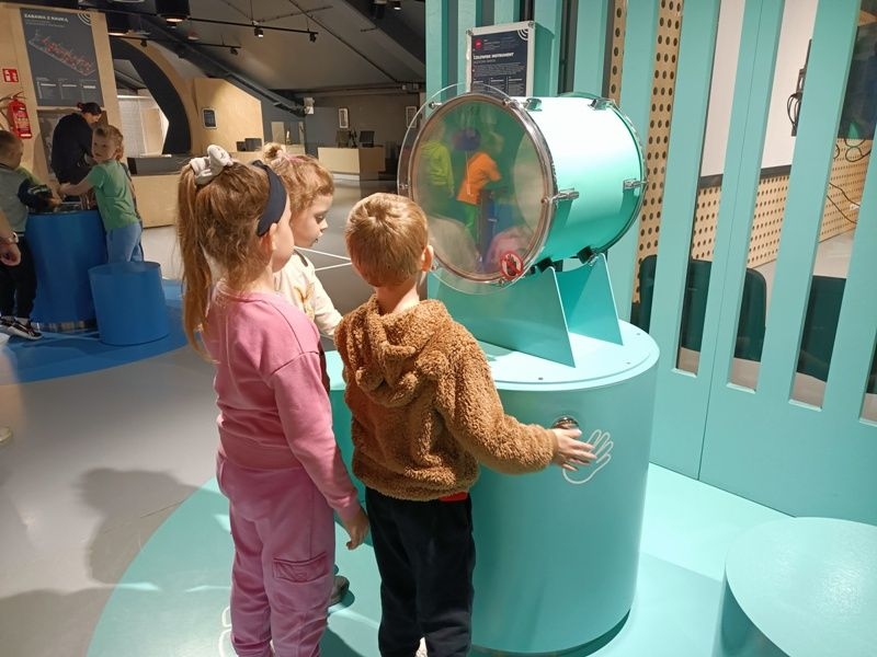 starsze dzieci korzystają z atrakcji wystawy głównej EPI Centrum Nauki