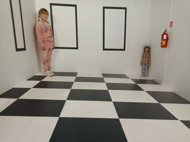 starsze dzieci korzystają z atrakcji wystawy głównej EPI Centrum Nauki