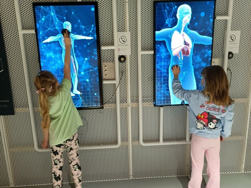 starsze dzieci korzystają z atrakcji wystawy głównej EPI Centrum Nauki