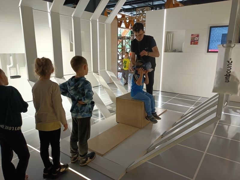 starsze dzieci korzystają z atrakcji wystawy głównej EPI Centrum Nauki