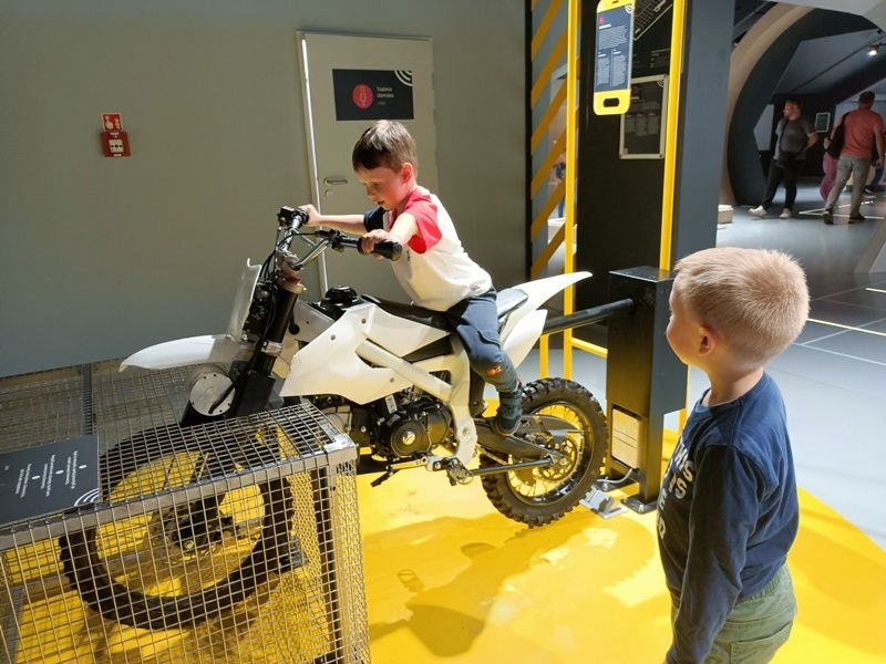 starsze dzieci korzystają z atrakcji wystawy głównej EPI Centrum Nauki