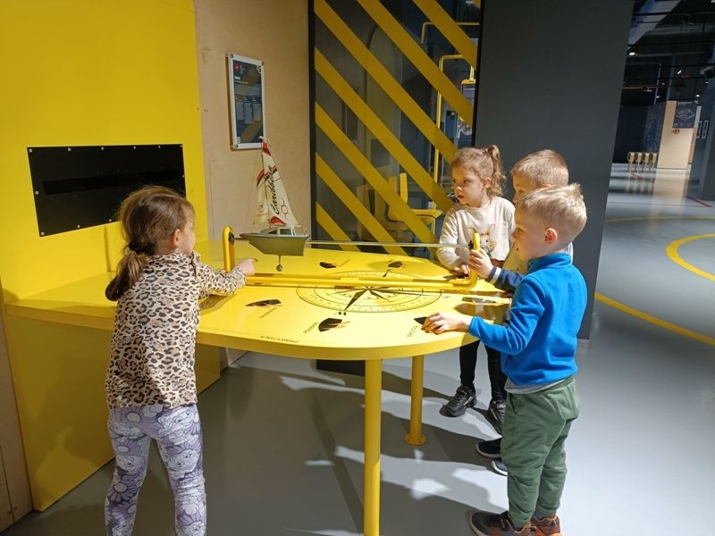 starsze dzieci korzystają z atrakcji wystawy głównej EPI Centrum Nauki