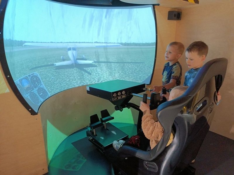 starsze dzieci korzystają z atrakcji wystawy głównej EPI Centrum Nauki