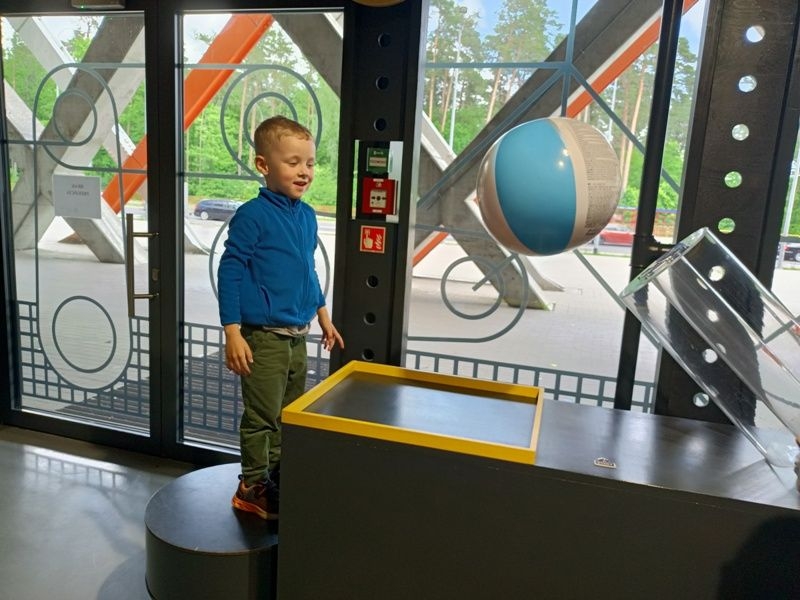 starsze dzieci korzystają z atrakcji wystawy głównej EPI Centrum Nauki