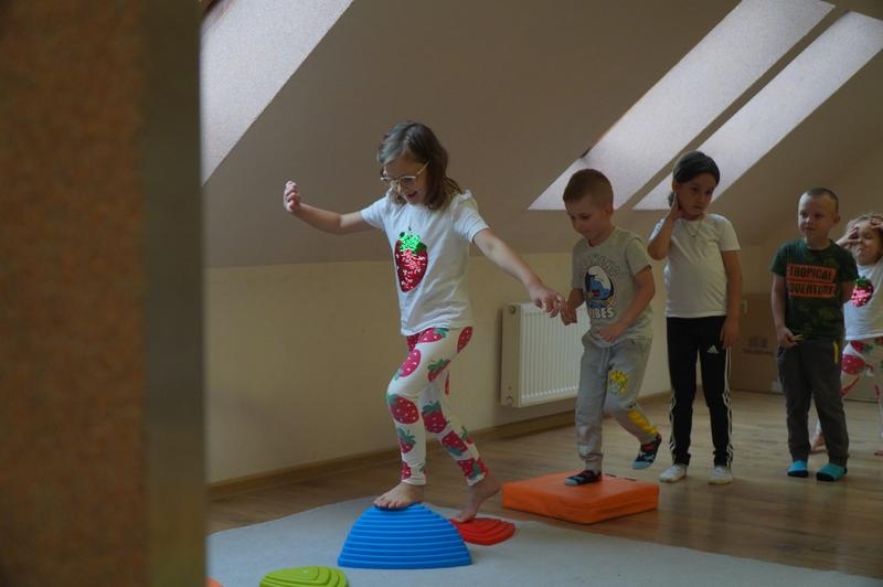 dzieci uczestniczący w zabawach z okazji Dnia Smerfa.