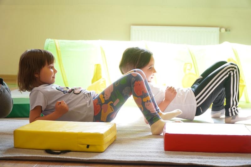 dzieci uczestniczący w zabawach z okazji Dnia Smerfa.