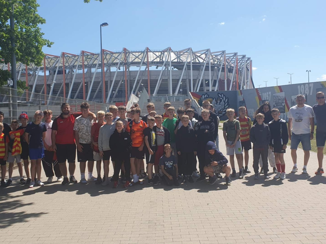 wspołnr zdjęcie drużyny z Litwy i Hajnówki na tle stadionu w Białymstoku