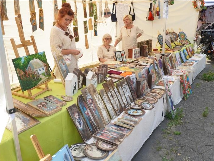 na stołach leżą prace wykonanie na drewnie. 