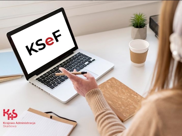 Na laptopie wyświetlone KSeF i logo KAS