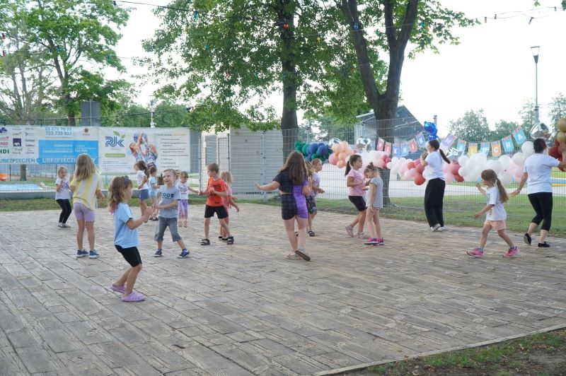 grupa dzieci tańczących