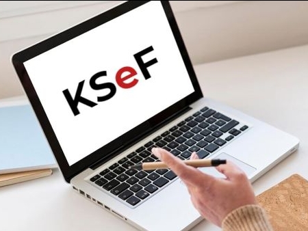 laptop, na ekranie KSeF