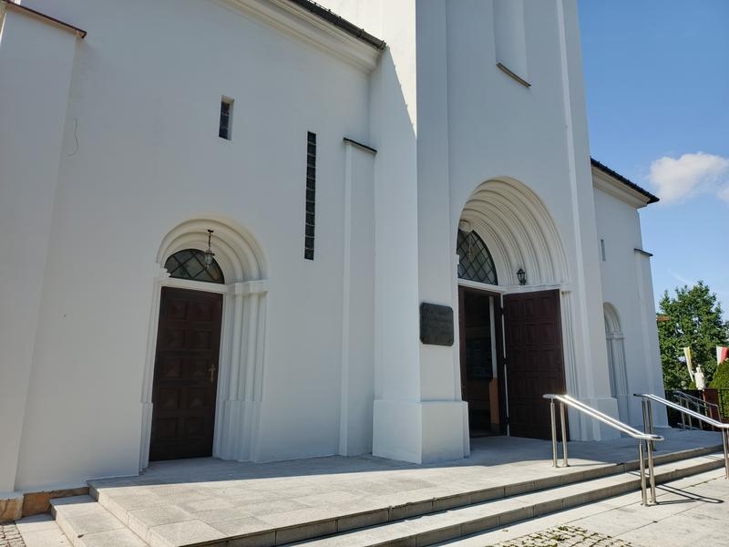 widok od frontu - wejście do kościoła