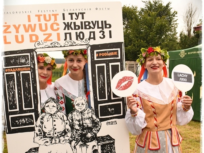 dziewczęta z "Przepióki" pozują do zdjecia przy "ściance"